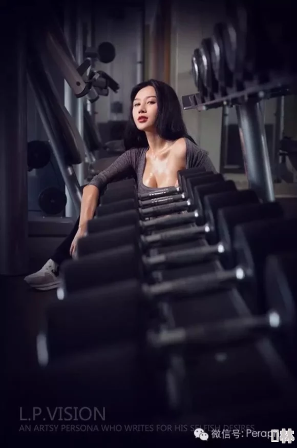 美女被吸乳，网友热议：这背后隐藏着怎样的故事与情感？